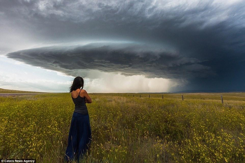 Fotógrafo toma fotos para su esposa durante devastador paso de tornados 4
