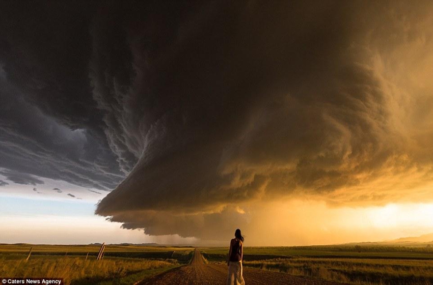 Fotógrafo toma fotos para su esposa durante devastador paso de tornados 1