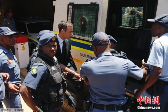 Condenan a Pistorius a cinco años de prisión 3