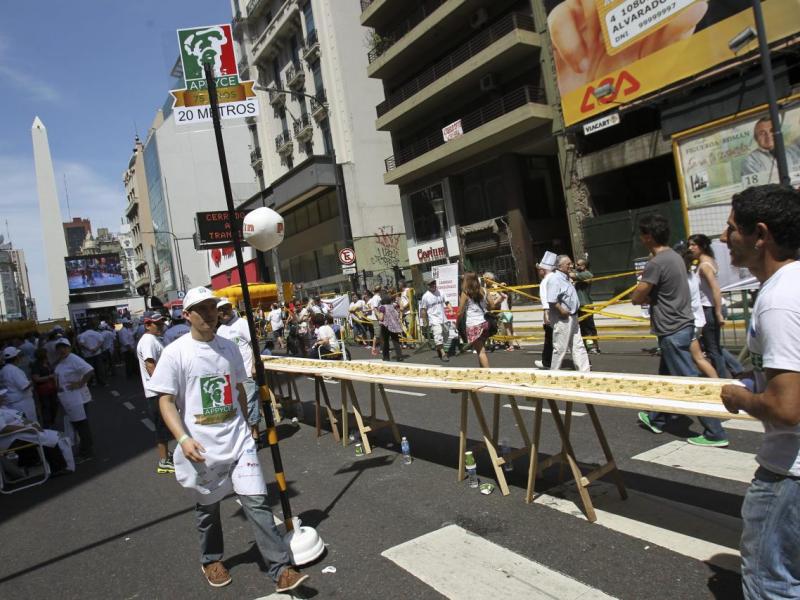 Cocinan en Buenos Aires pizza de 50 metros de largo 1