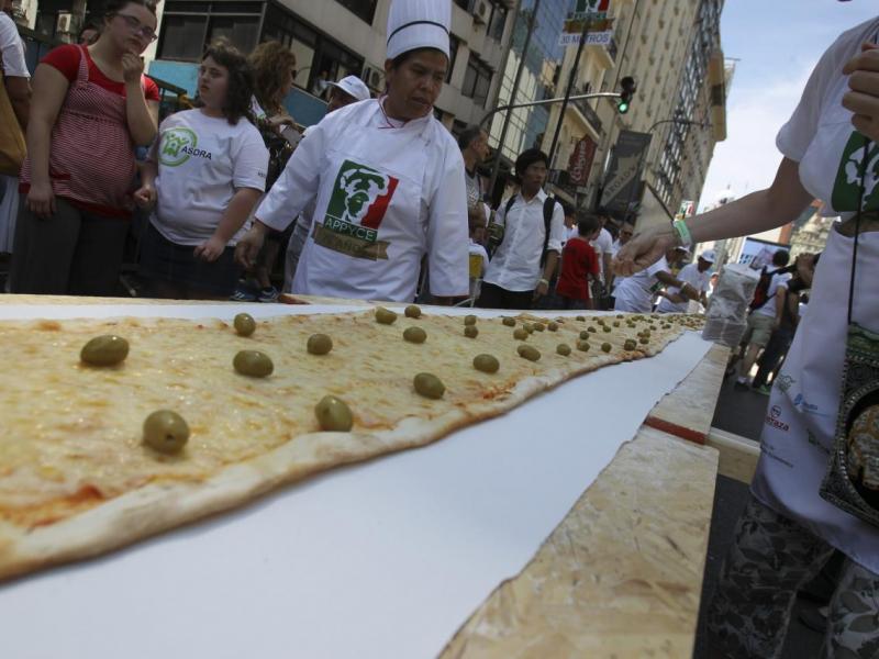 Cocinan en Buenos Aires pizza de 50 metros de largo 5