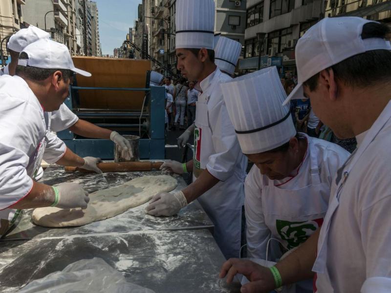 Cocinan en Buenos Aires pizza de 50 metros de largo 11