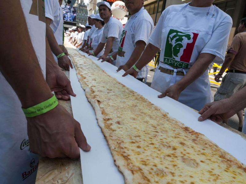 Cocinan en Buenos Aires pizza de 50 metros de largo 22