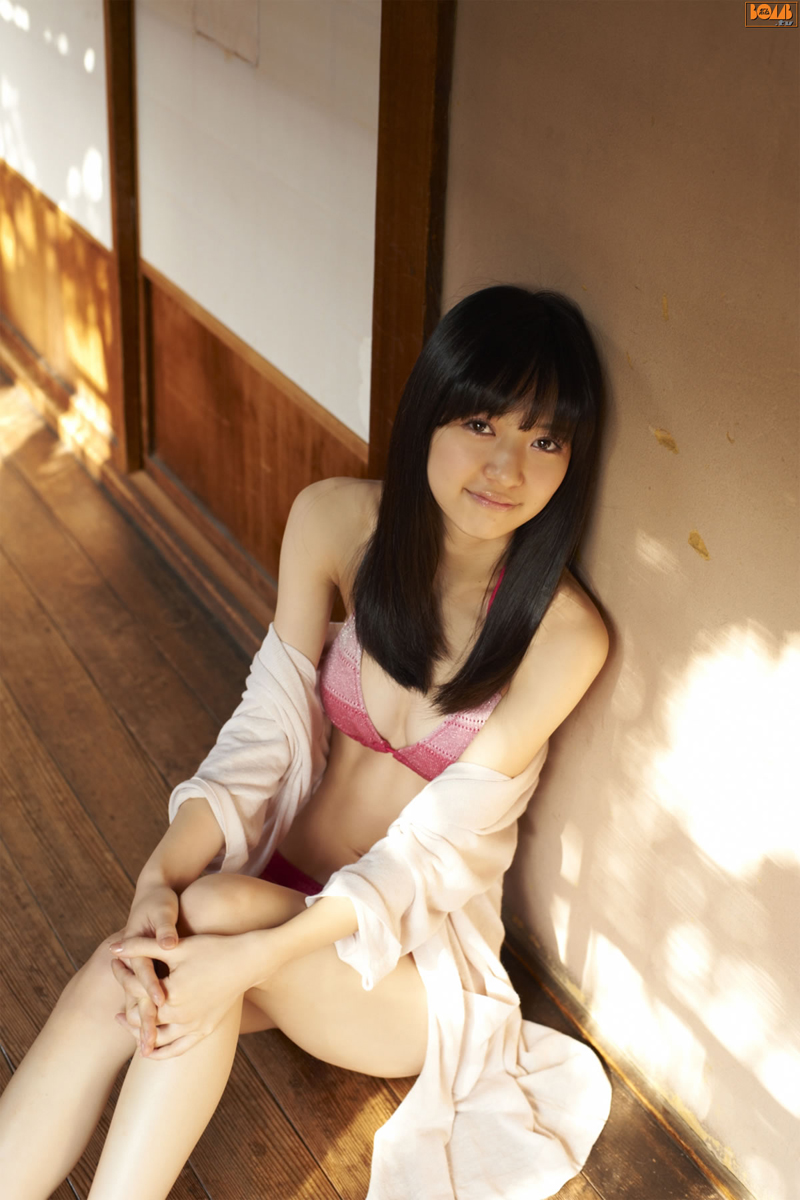 Sexy actriz porno japonesa Aizawa Rina muestra sus generosas curvas al natural 1