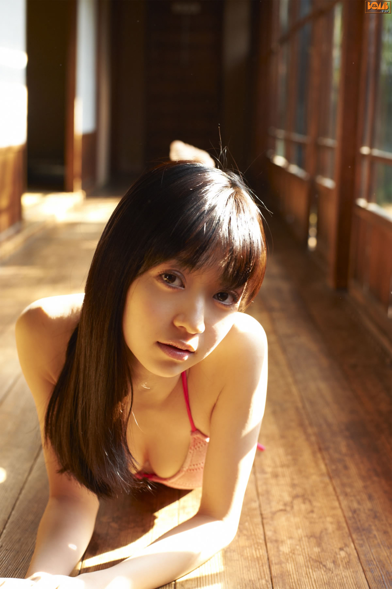 Sexy actriz porno japonesa Aizawa Rina muestra sus generosas curvas al natural 4