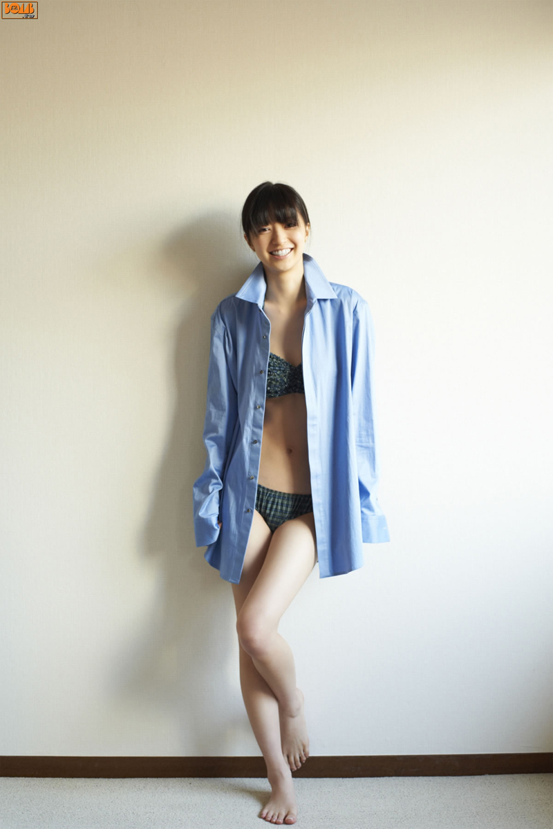 Sexy actriz porno japonesa Aizawa Rina muestra sus generosas curvas al natural 11