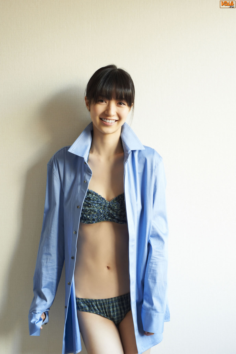 Sexy actriz porno japonesa Aizawa Rina muestra sus generosas curvas al natural 22