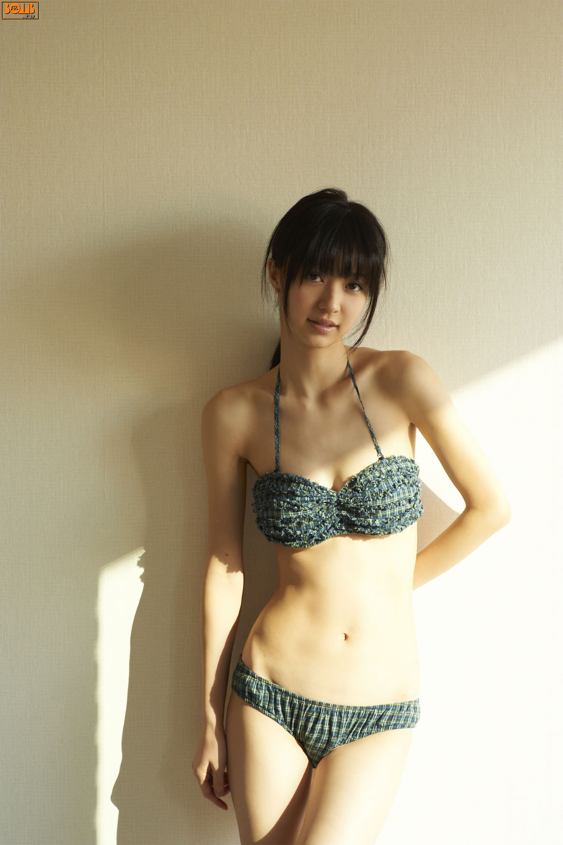 Sexy actriz porno japonesa Aizawa Rina muestra sus generosas curvas al natural 33