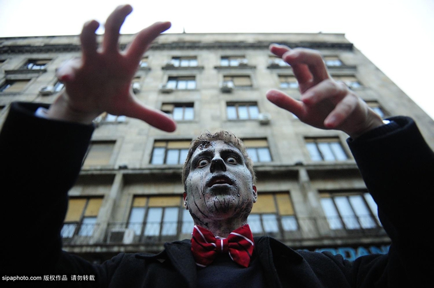 Decenas de zombis invaden las calles de Belgrado 3