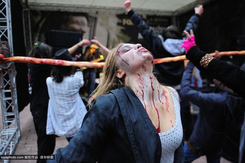Decenas de zombis invaden las calles de Belgrado 4