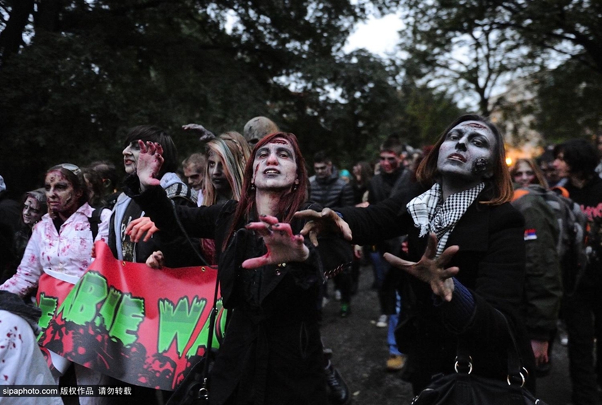 Decenas de zombis invaden las calles de Belgrado 1