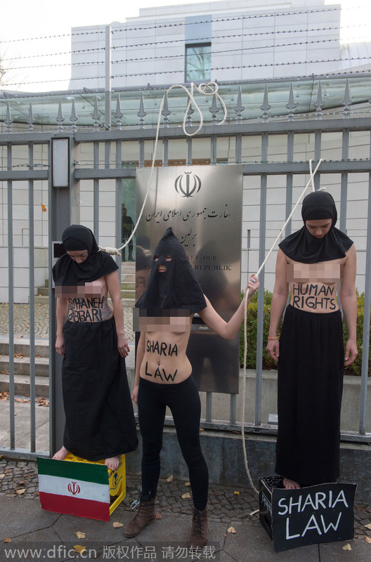 Activistas de Femen protestan frente a la Embajada de Irán en Berlín contra la sharía 4