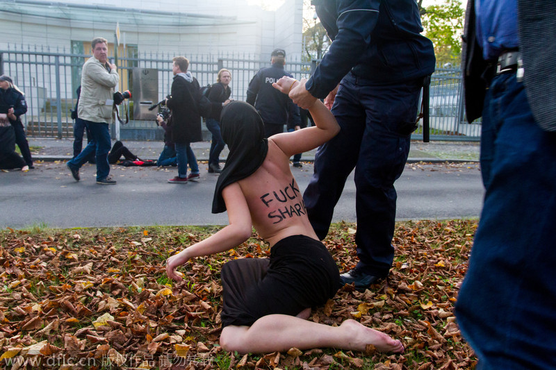 Activistas de Femen protestan frente a la Embajada de Irán en Berlín contra la sharía 3