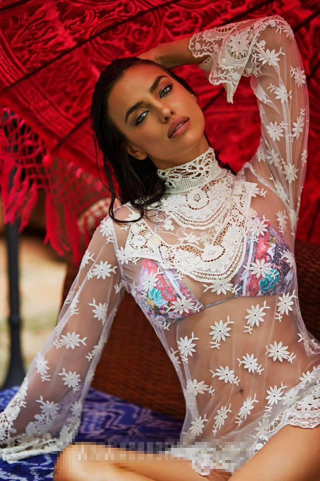 Irina Shayk posa sensual en ropa transparente