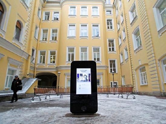 CEO de Apple revela homosexualidad y Rusia retira monumento al iPhone