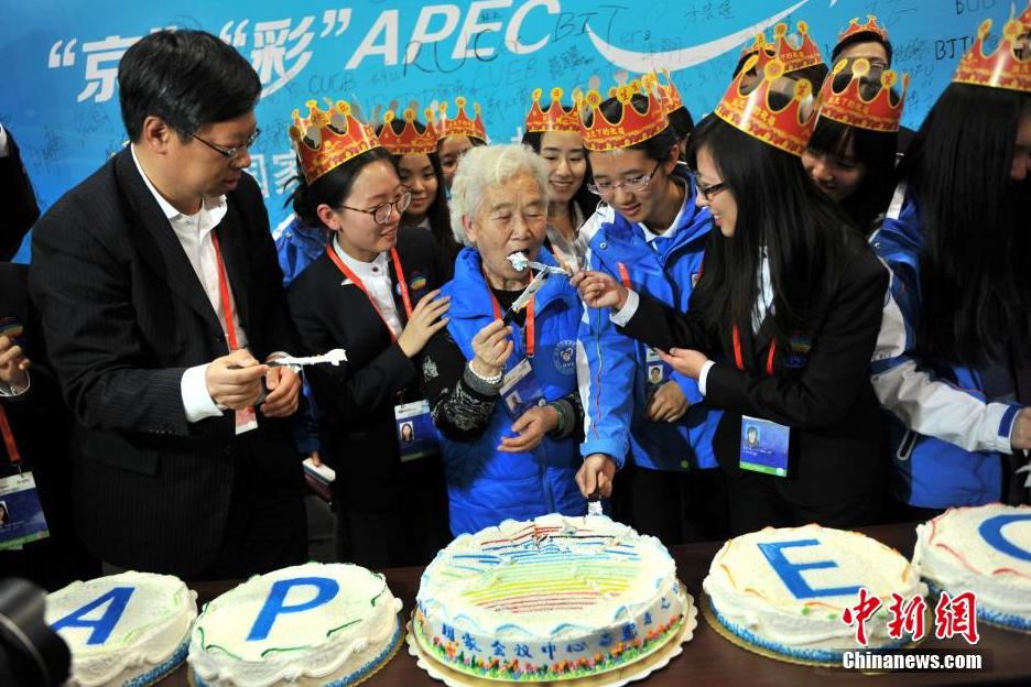Voluntarios festejan sus cumpleaños en APEC