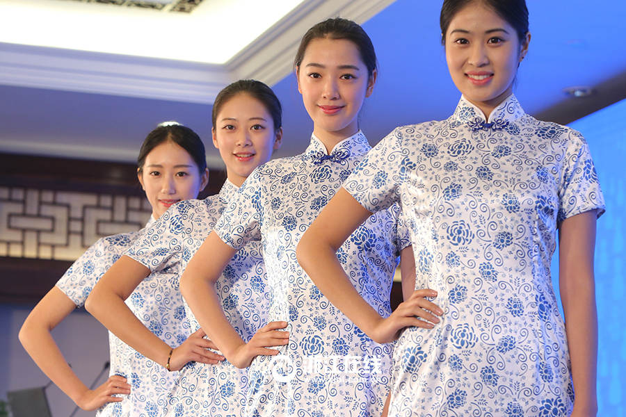 Azafatas chinas guapas iluminan la Conferencia Mundial de Internet 2