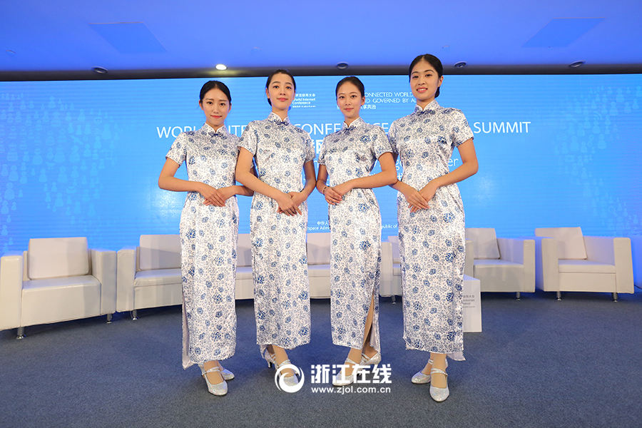 Azafatas chinas guapas iluminan la Conferencia Mundial de Internet 54