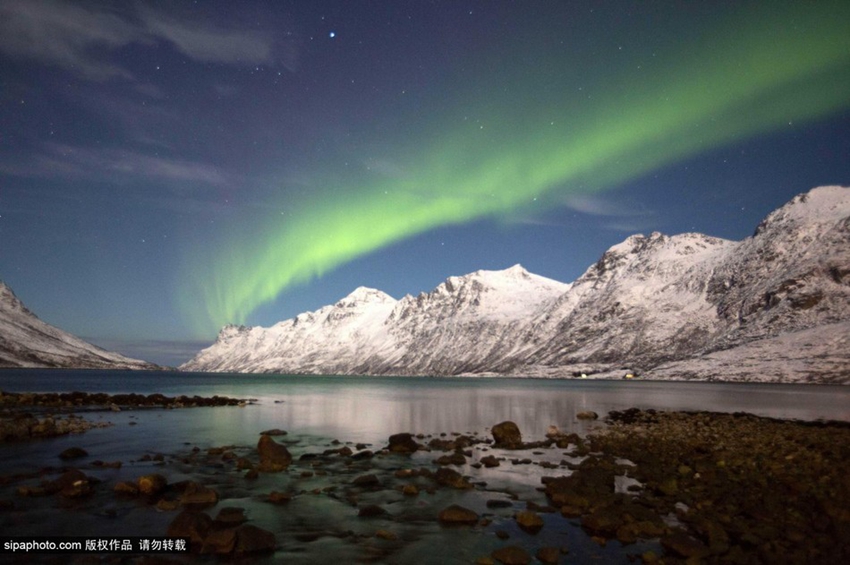 Maravillosa aurora ilumina fiordos de Noruega2
