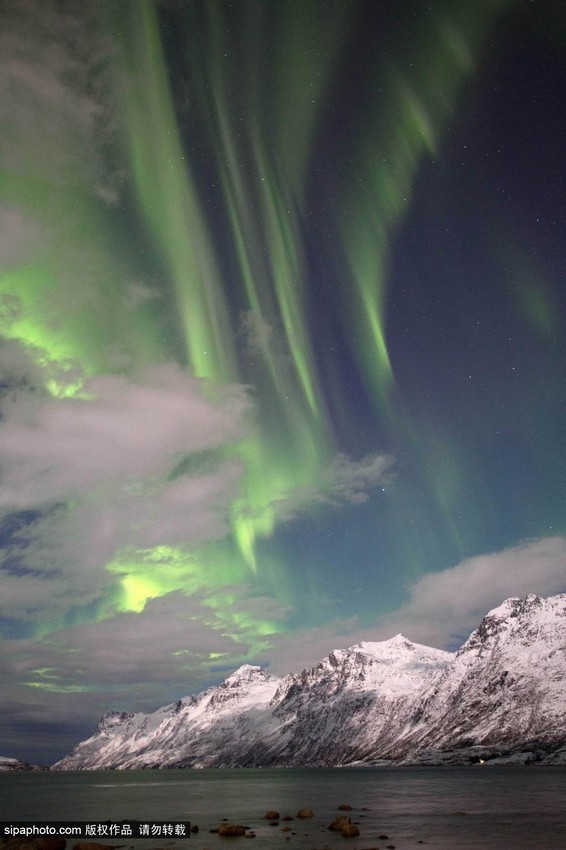 Maravillosa aurora ilumina fiordos de Noruega9