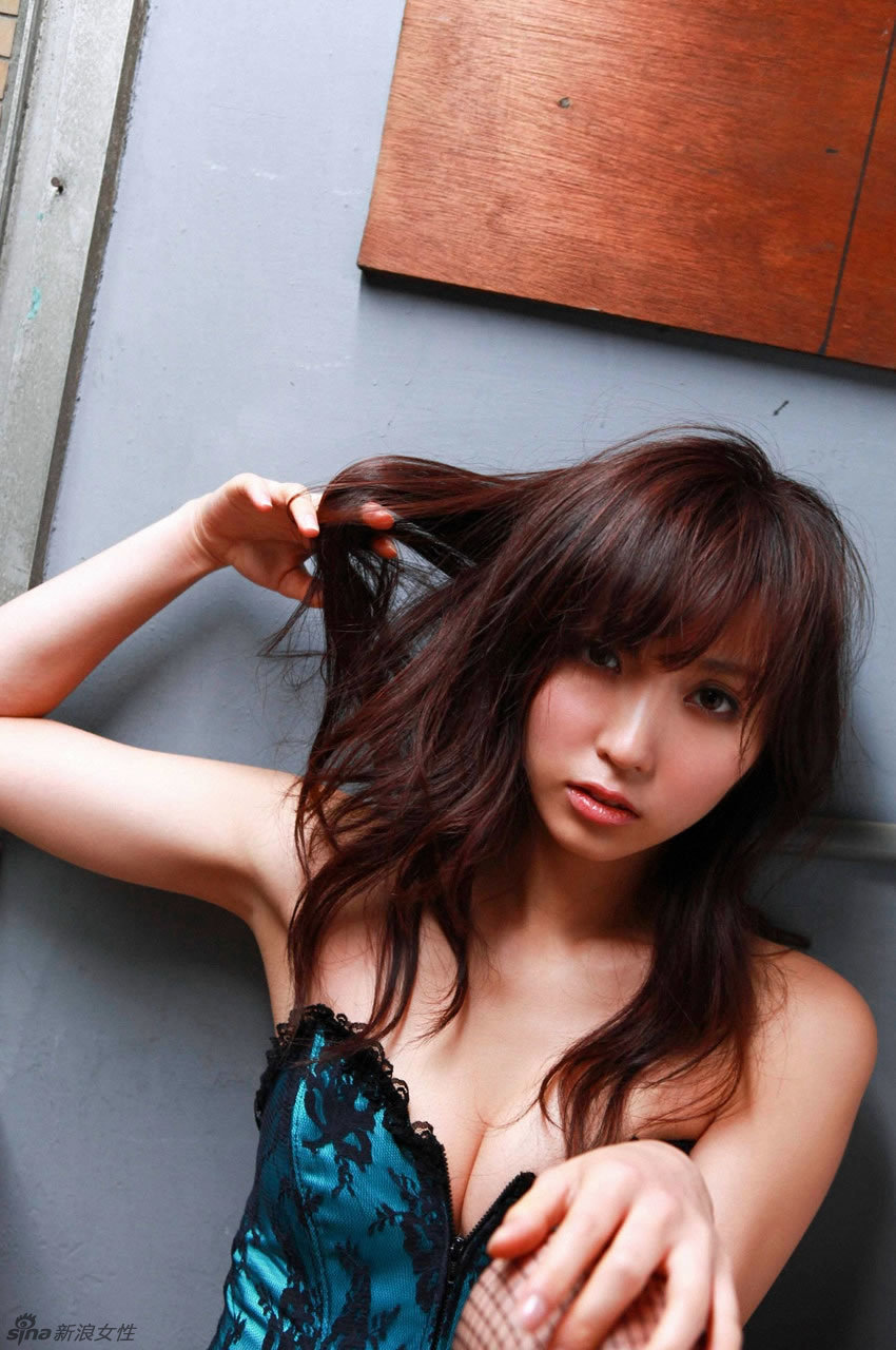 La ardiente actriz porno japonesa Risa Yoshiki exhibe su voluptuoso cuerpo 2
