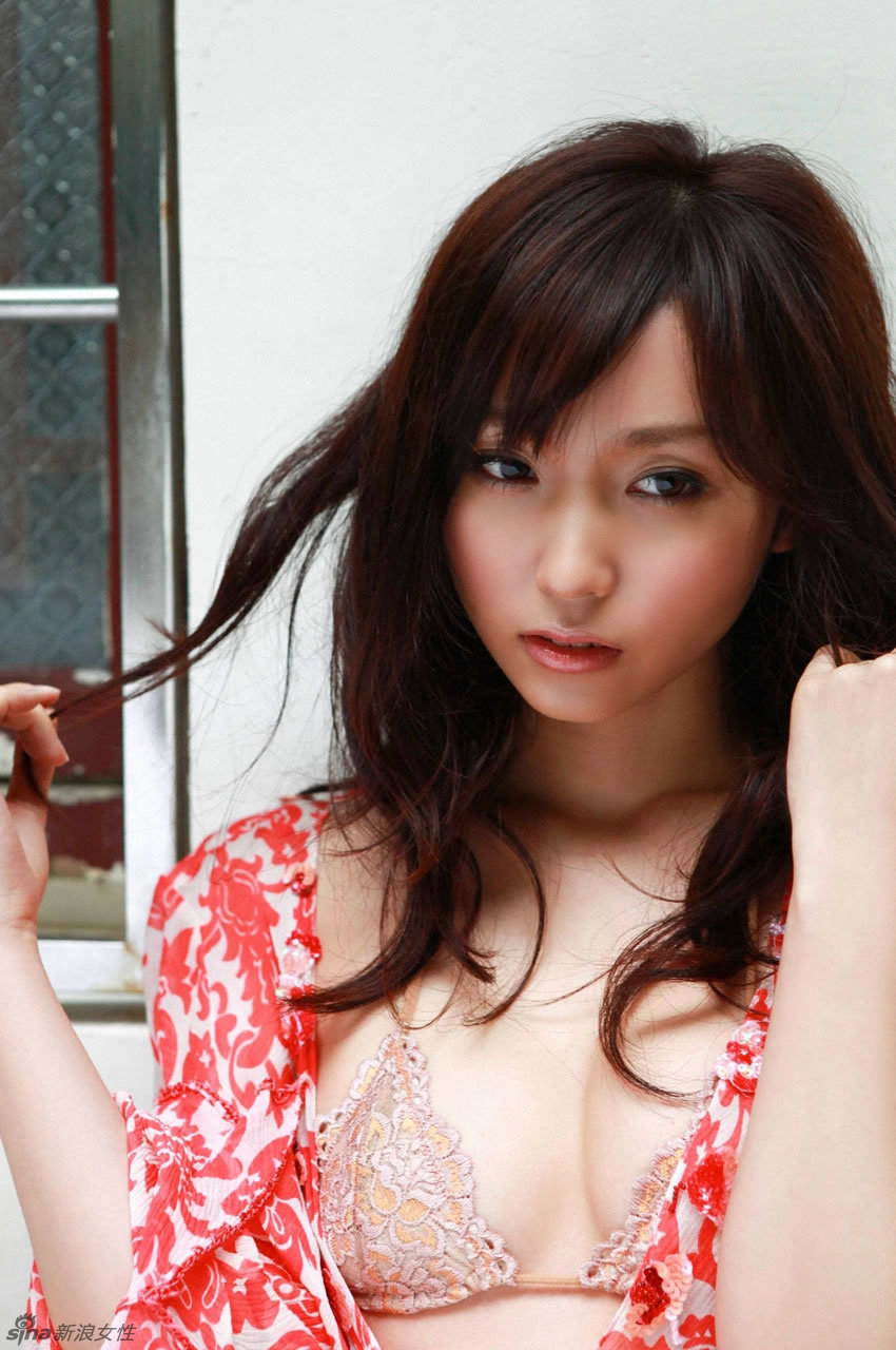 La ardiente actriz porno japonesa Risa Yoshiki exhibe su voluptuoso cuerpo 4
