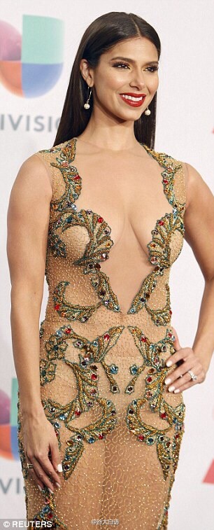 Roselyn Sánchez lleva el vestido más osado de los Grammy 55