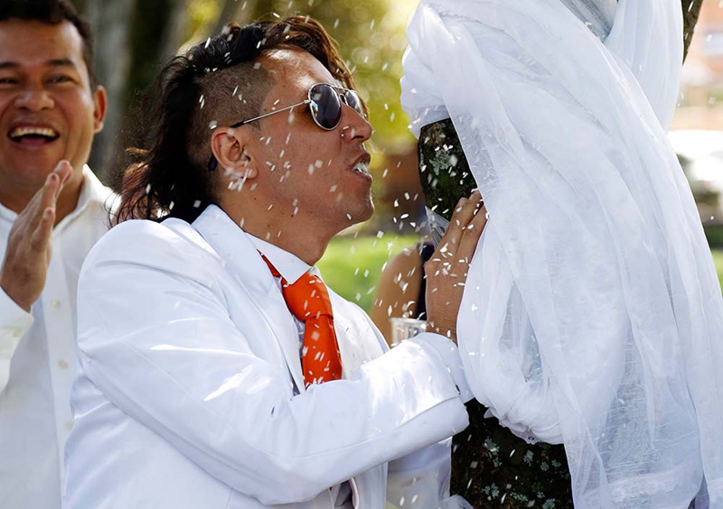 Medioambientalista colombiano se casa con un árbol2