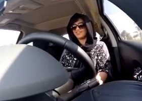 Mujeres saudíes desafían a la ley y conducen automóviles, acaban en prisión