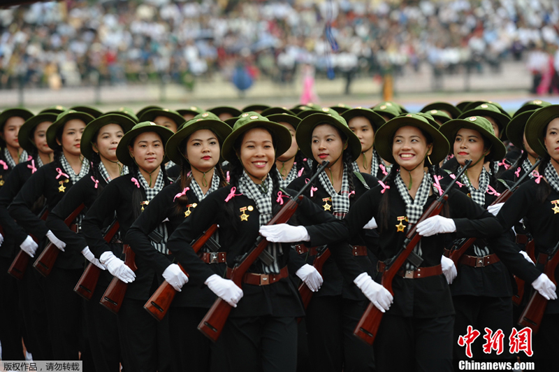 Fotos de mujeres soldados del mundo, la unión de belleza y milicia 6