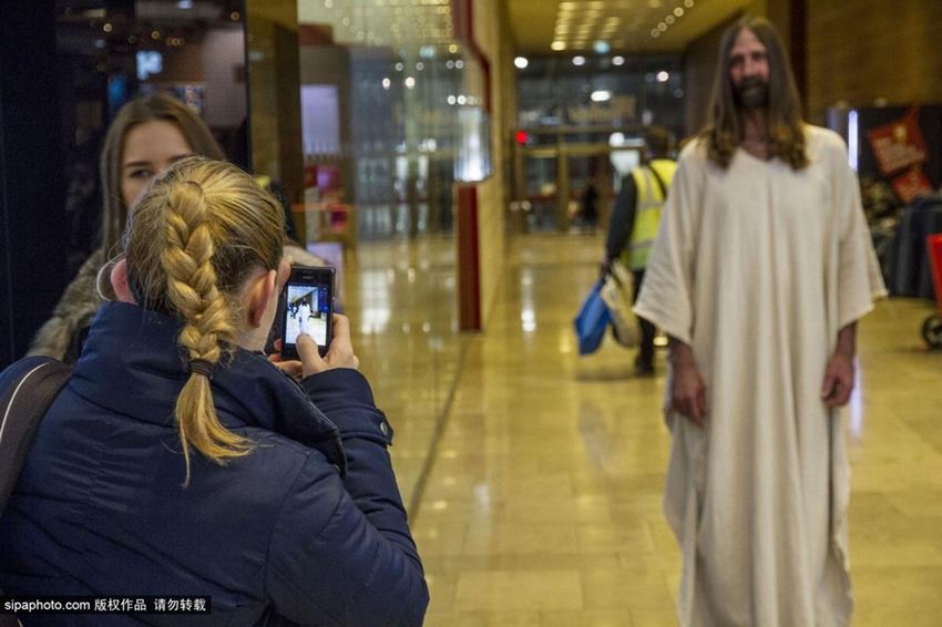 Aparece ¨Jesús Cristo¨ en un centro comercial de Londres1