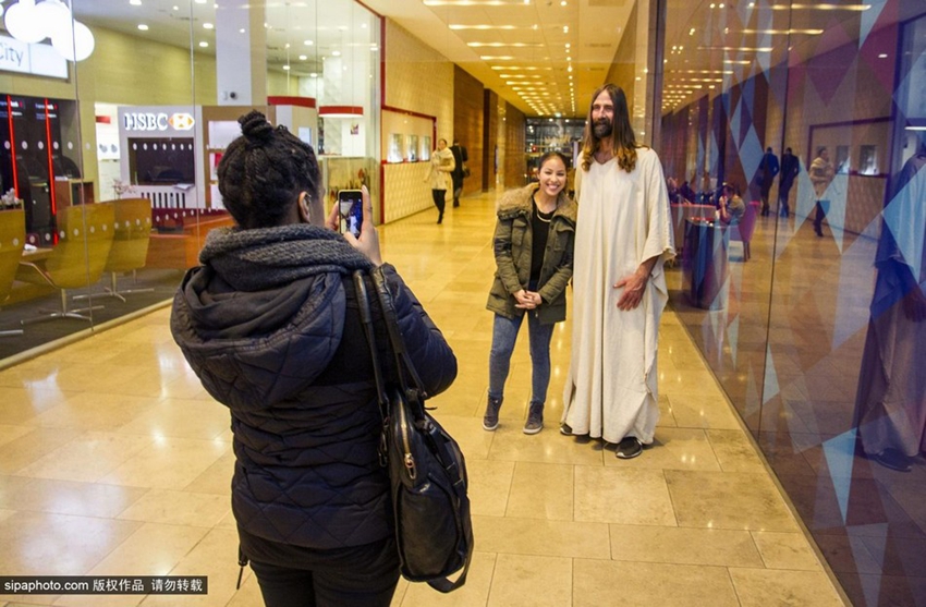 Aparece ¨Jesús Cristo¨ en un centro comercial de Londres2