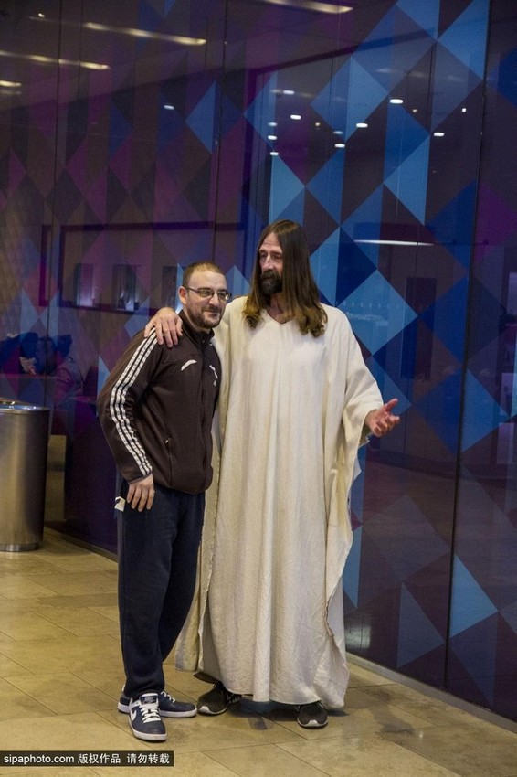 Aparece ¨Jesús Cristo¨ en un centro comercial de Londres6
