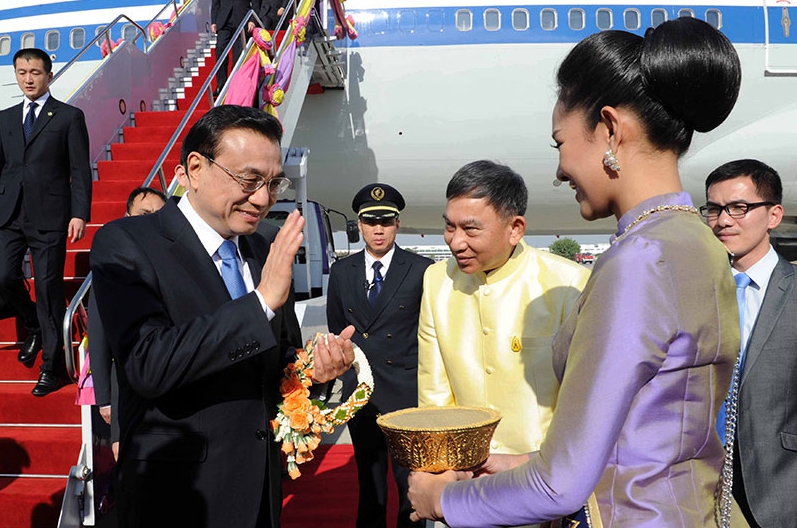 China y Tailandia firman memorando de entendiiento sobre cooperación ferroviaria