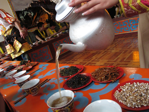 Enciclopedia de la cultura china: Tradiciones vitivinícolas tibetanas 千奇百怪的藏族酒俗 2