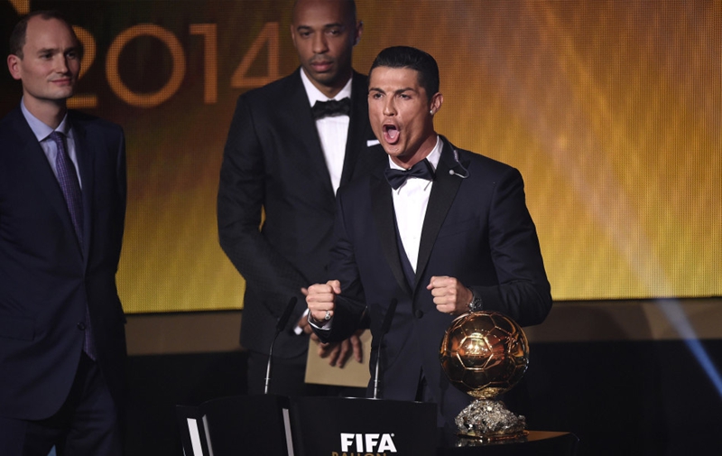Ronaldo deja a Messi en las sombras tras recibir Balón de Oro por tercera vez
