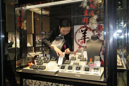 Una niña roba un collar de diamantes de más de 4 millones de euros en Hong Kong