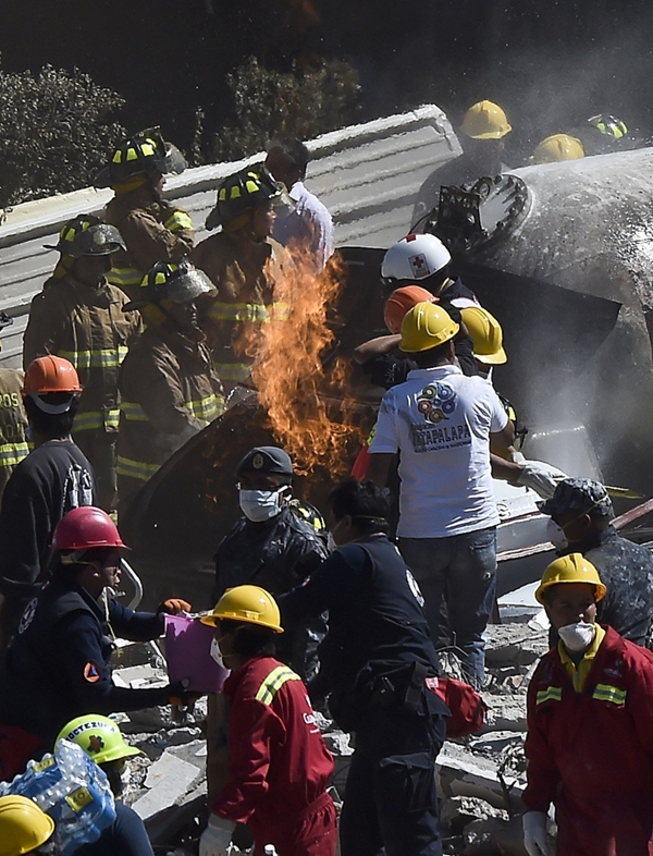 Tres muertos en México por la explosión de un camión de gas 4
