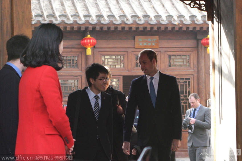 Príncipe Guillermo pasea por la callejón de Beijing2