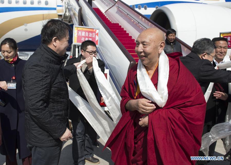 Miembros de la III Sesión del XII Comité Nacional de la CCPPCh de Tíbet llegan a Beijing 