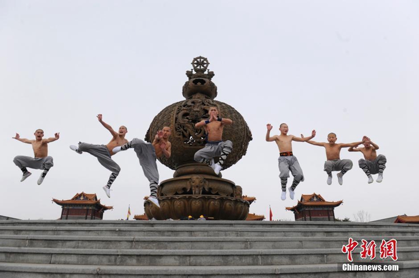 Monjes chinos practican kung fu en medio del frío del invierno1