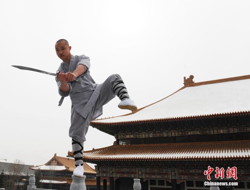 Monjes chinos practican kung fu en medio del frío del invierno2
