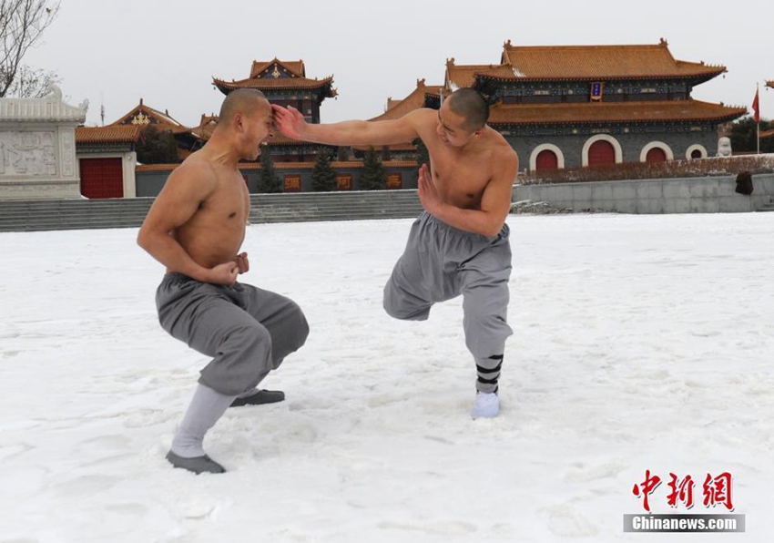 Monjes chinos practican kung fu en medio del frío del invierno3