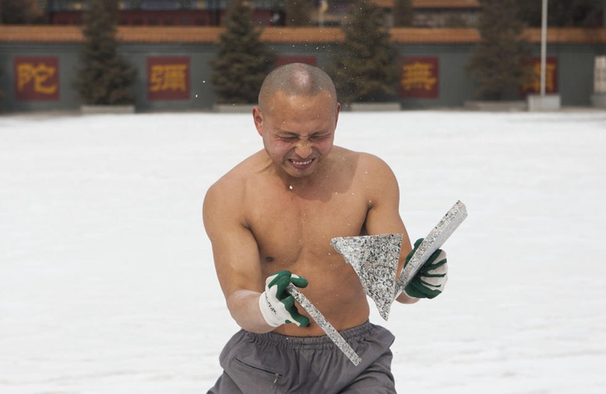 Monjes chinos practican kung fu en medio del frío del invierno4