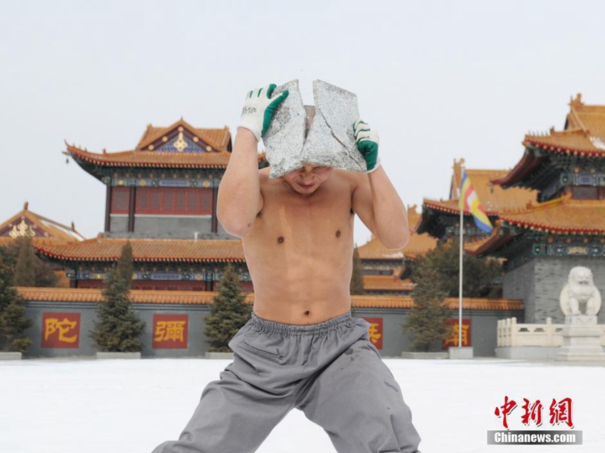 Monjes chinos practican kung fu en medio del frío del invierno5