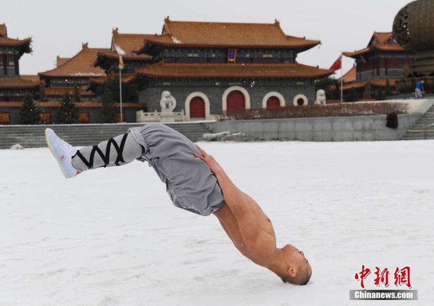 Monjes chinos practican kung fu en medio del frío del invierno7