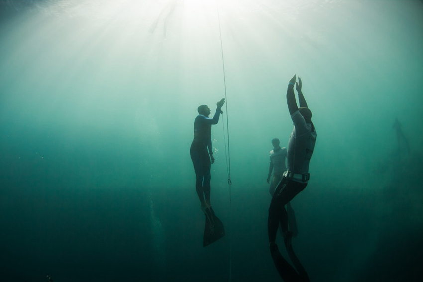 La locura y el riesgo del buceo libre: sumergirse unos 100 metros usando el peso propio8