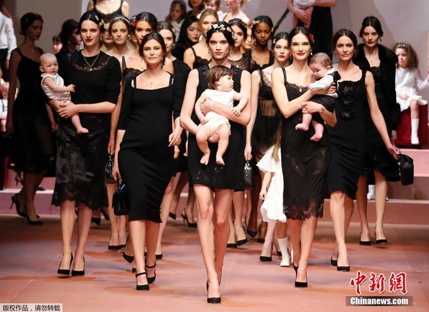 Semana de la moda de Milán: Modelos presentan con bebés1