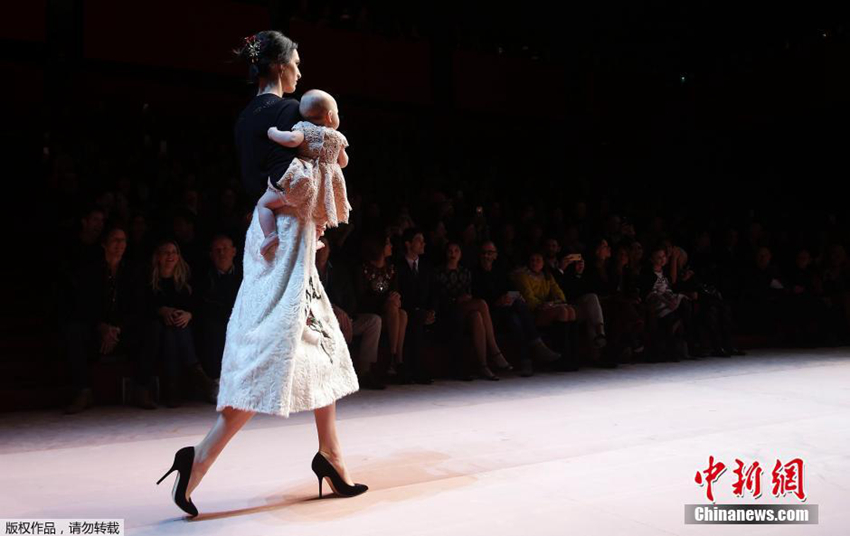 Semana de la moda de Milán: Modelos presentan con bebés3