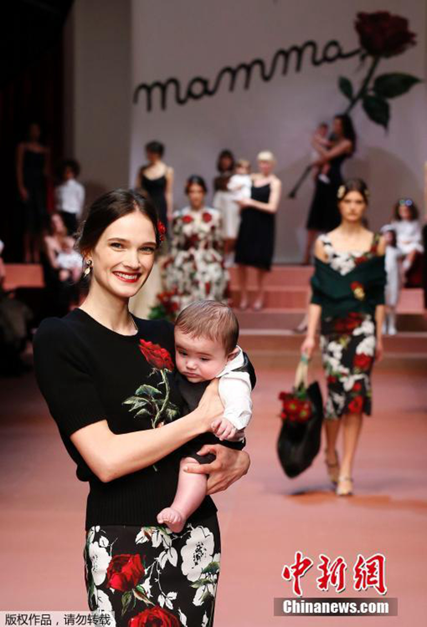 Semana de la moda de Milán: Modelos presentan con bebés4